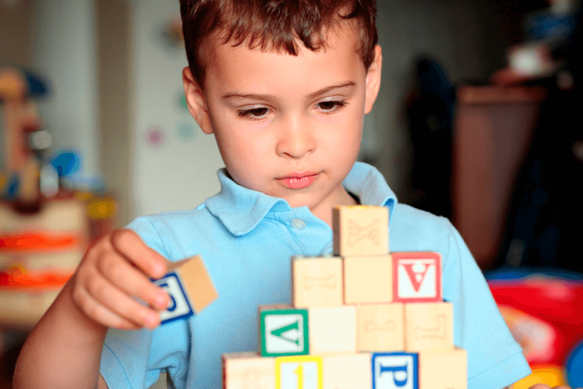 Os primeiros sinais do autismo: como a suspeita contribui para o  diagnóstico precoce - Tismoo