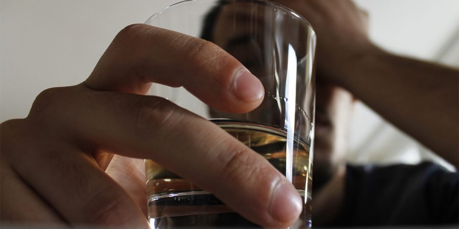 Alcoolismo: o que é e recomendações de tratamento