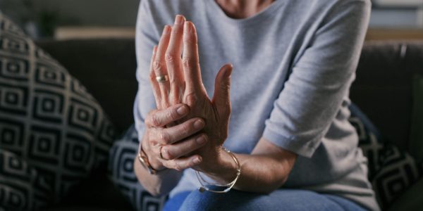 Quais as diferenças entre artrite e artrose? Causas, diagnóstico e tratamento