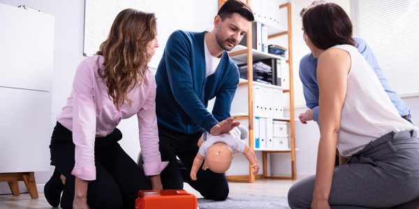 Primeiros socorros para bebê: o que fazer em caso de engasgo?