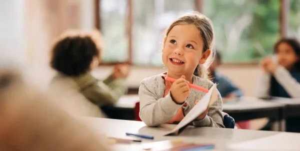 Criança feliz com a volta às aulas