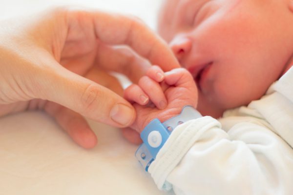 Sala de parto: primeiros cuidados com o recém-nascido