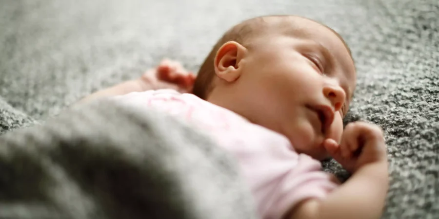 Por que os pais deixam os bebês dormirem do lado de fora na