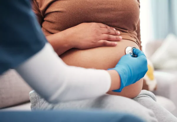 mulher gravida fazendo uma consulta de check-up 