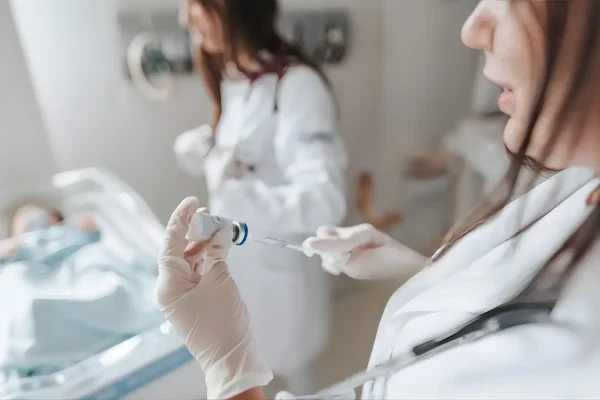 Doutora aplicando medicação contra bronquiolite em bebê