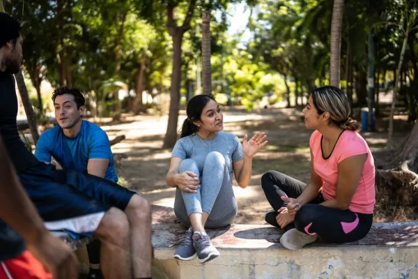 Grupo de amigos conversando em uma praça. Vida social: o segredo por trás da diversidade nas suas relações
