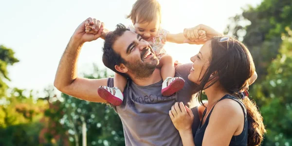 família brincando junta em parque ao ar livre