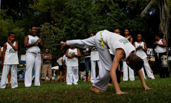 Capoeiristas se apresentando. Capoeira infantil: conheça os benefícios da prática para as crianças
