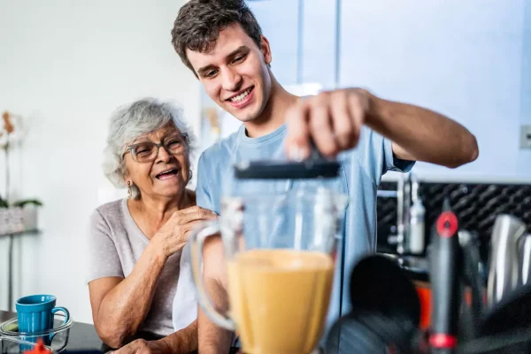 Neto fazendo receitas de pizza de liquidificador com a avó