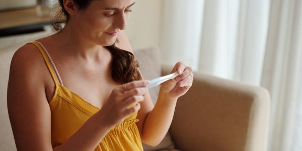 Como fazer teste de ovulação: passo a passo para usar e entender o resultado