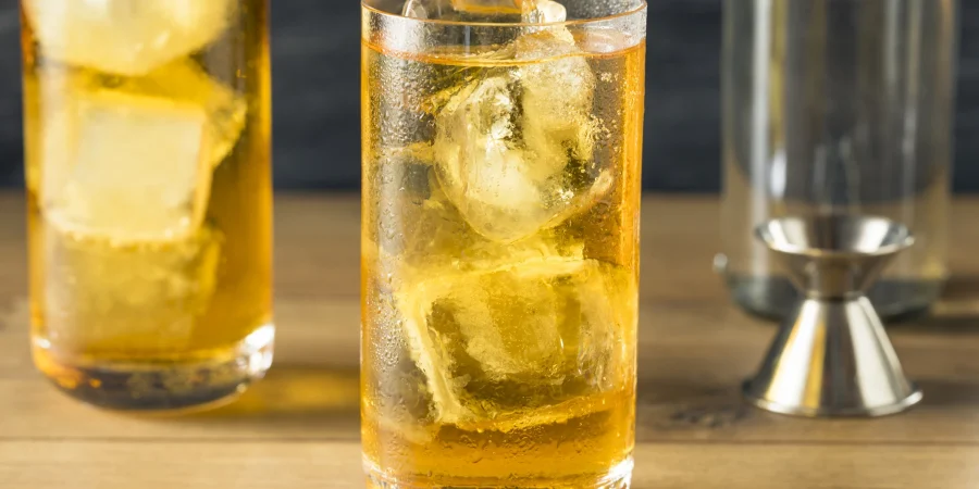 Imagem de dois copos com energético e gelo.