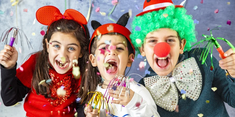 Crianças festejando no bloco infantil de Carnaval