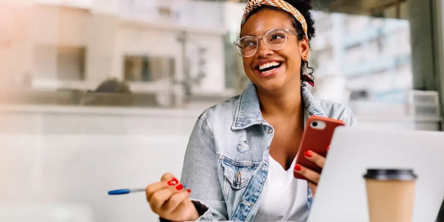 Jovem mulher fazendo o seu planejamento semanal