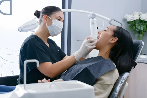 Dentista fazendo uma consulta de saúde bucal