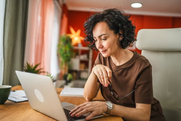 Mulher de meia idade em sua rotina de estudo