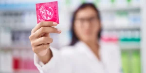 Preservativo: tipos, como usar e por que é essencial para a saúde sexual