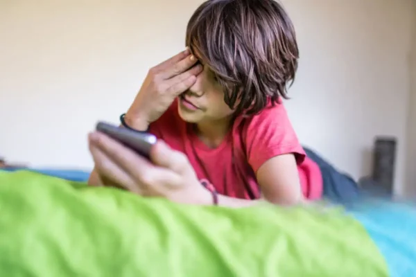 Adolescente cansado devido ao Uso excessivo de telas