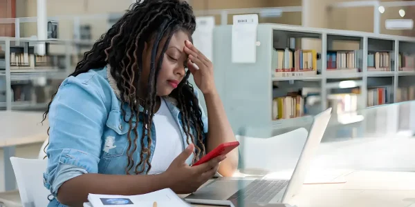 Uso excessivo de telas: riscos para a saúde em todas as idades e como prevenir