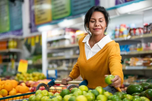 mulher escolhendo alimentos para uma dieta de pessoa com diabetes